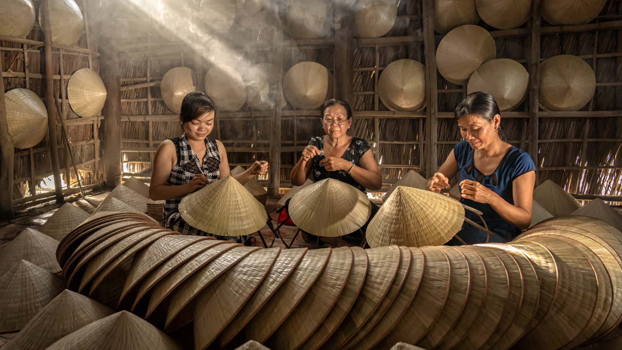 ubelong-trips-group-of-vietnamese-female-craftsman-making-the-tr