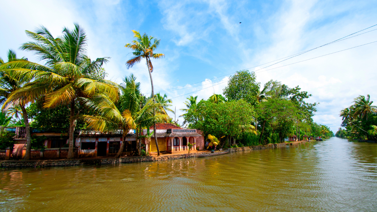 ubelong-trips-kerala-backwaters-it-is-major-tourist-attraction